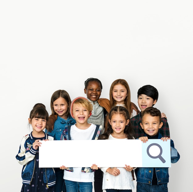 Groep kinderen met het zoeken van teken