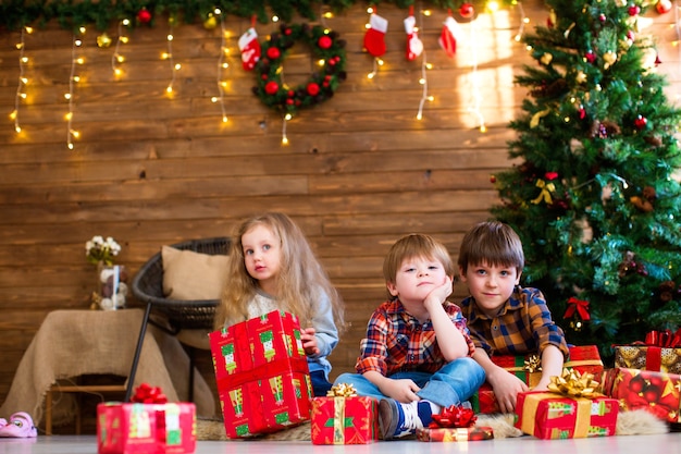 Groep kinderen met kerstcadeautjes