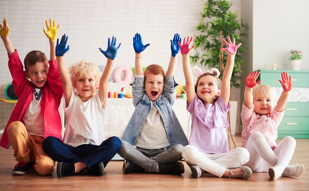 Groep kinderen met kleurrijke, beschilderde handen