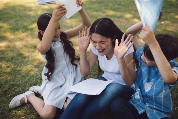 Groep kinderen met leraar in park