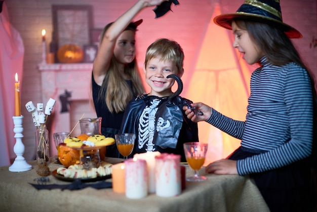 Groep kinderen plezier op Halloween Party