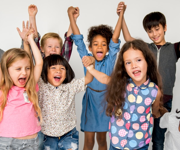 Groep kinderen plezier samen genieten van geluk