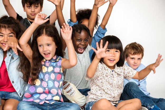 Foto groep kinderen plezier samen genieten van geluk