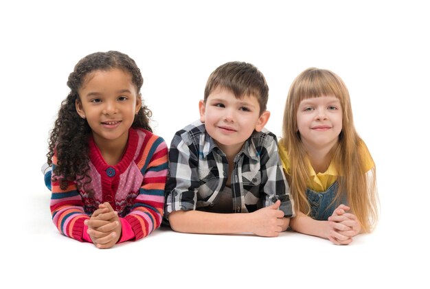 Groep kinderen poseren in een studio