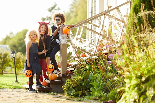 Groep kinderen poseren op Halloween