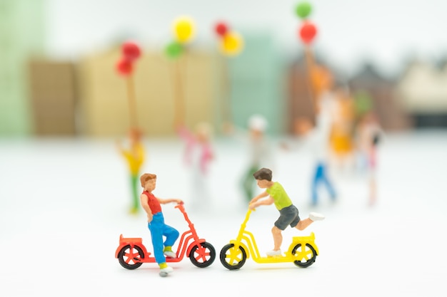 Groep kinderen spelen op de fiets, kinderdag