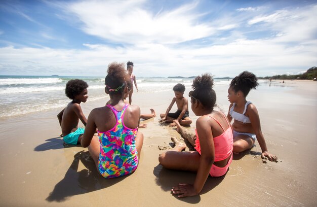 groep kinderen spelen zand op het strand