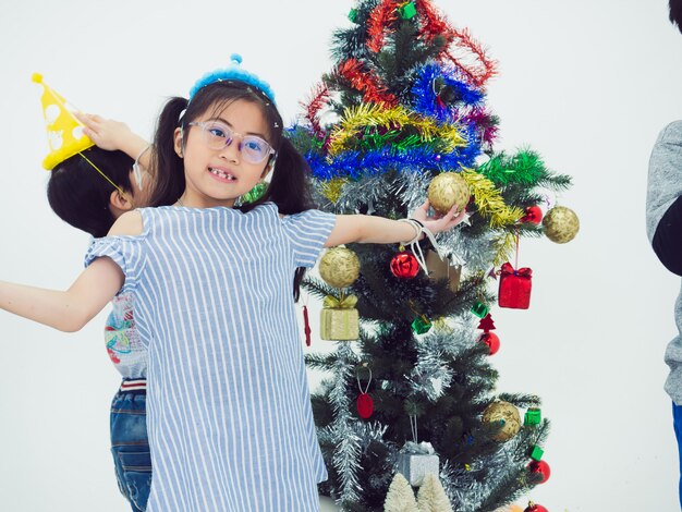 Groep kinderen vieren partij en geniet samen van Kerstmispret