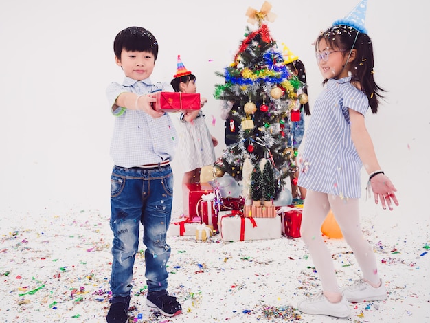 Groep kinderen vieren partij en geniet samen van Kerstmispret