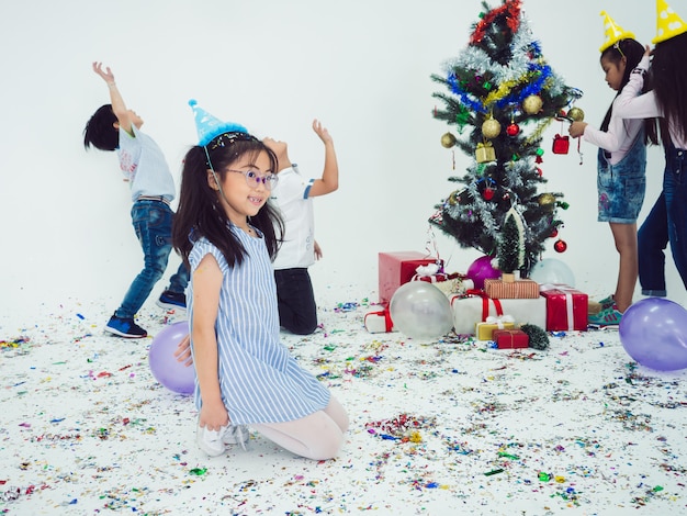 Groep kinderen vieren partij en geniet samen van Kerstmispret