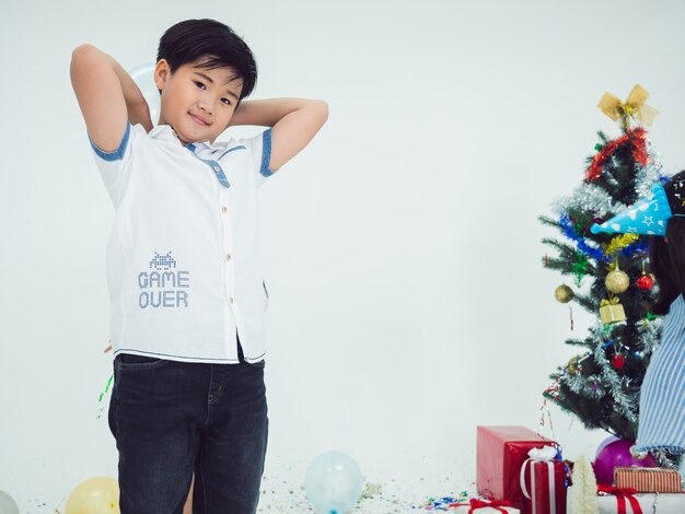 Groep kinderen vieren partij en geniet samen van Kerstmispret