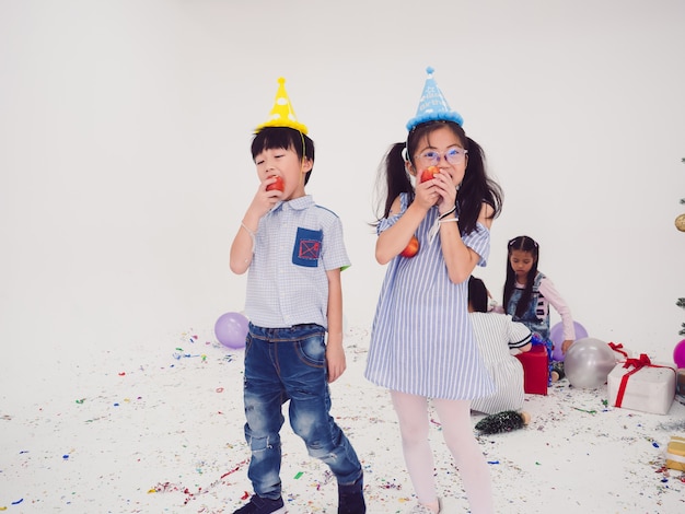 Groep kinderen vieren partij en geniet samen van Kerstmispret