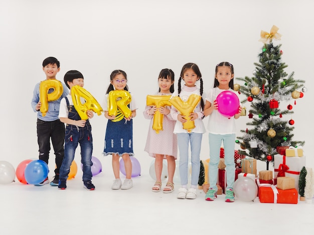 Groep kinderen vieren partij en geniet samen van Kerstmispret