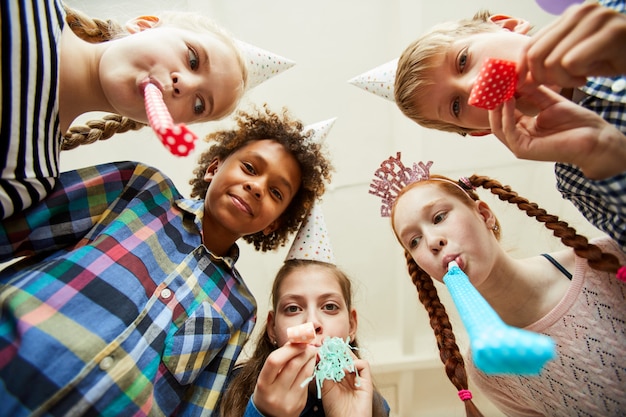 Foto groep kinderen waait partij hoorns