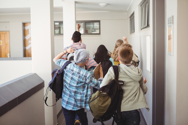 Groep klasgenoot die in gang loopt