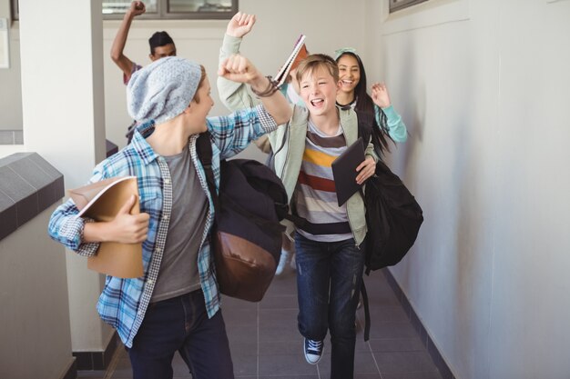 Foto groep klasgenoot die in gang loopt