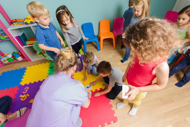 Groep kleuters die samen groepswerk leveren Kinderen leren samenwerken tijdens het oplossen van taken