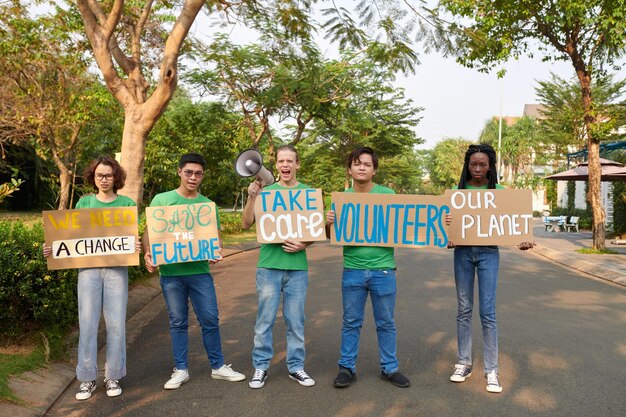 Foto groep klimaatprotesteurs met luidspreker
