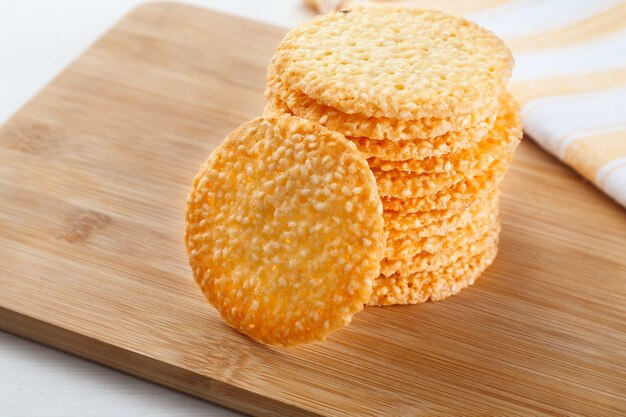 Groep koekjes met sesamzaadjes op een houten bord