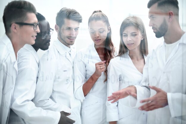 Groep laboratoriumwetenschappers die hun onderzoek in het laboratorium bespreken