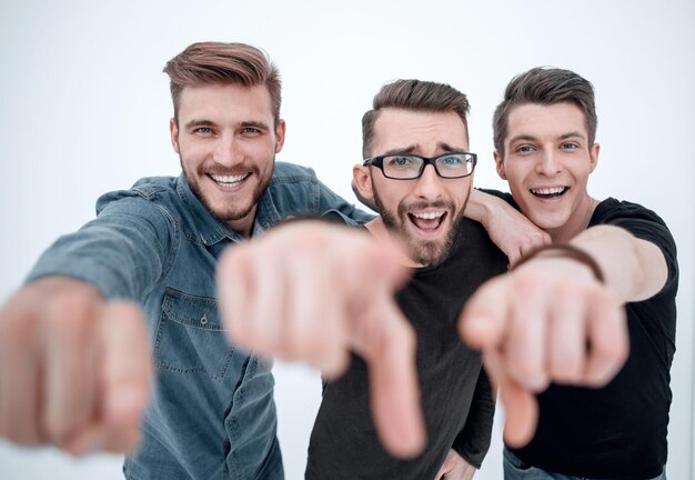 Groep lachende mannelijke vrienden die naar jou wijzen