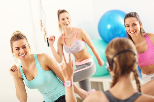 Groep lachende mensen die aerobics doen