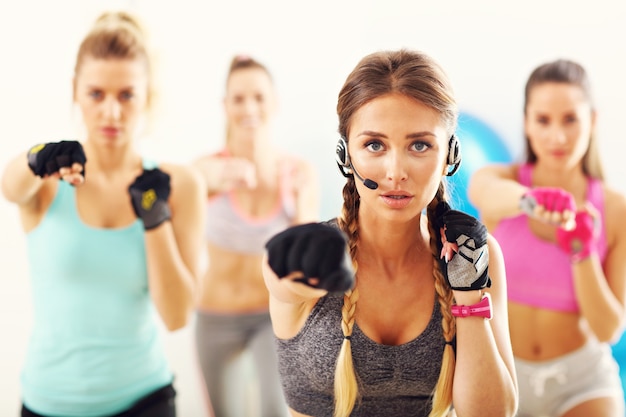 Groep lachende mensen die aerobics doen