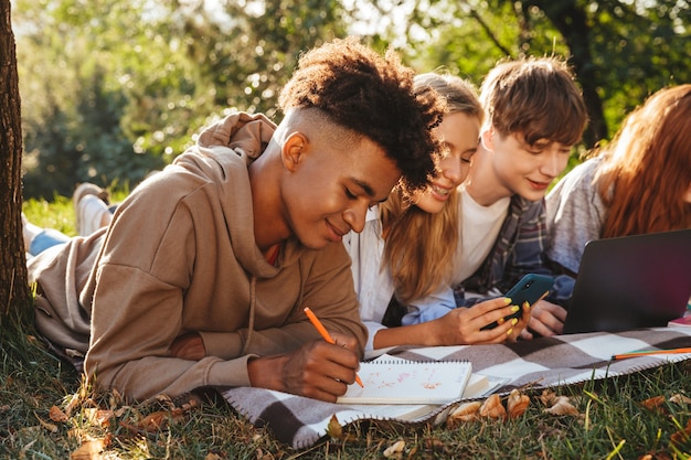 Groep lachende multi-etnische studenten