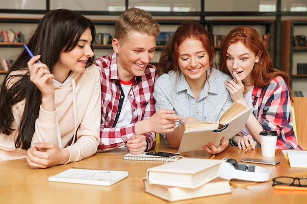 Groep lachende tieners huiswerk