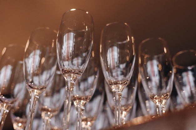 Groep lege en transparante champagneglazen in een restaurant Schone glazen op een tafel voorbereid door de barman voor champagne Catering voor de voorbereiding van het evenement lege glazen voor drank