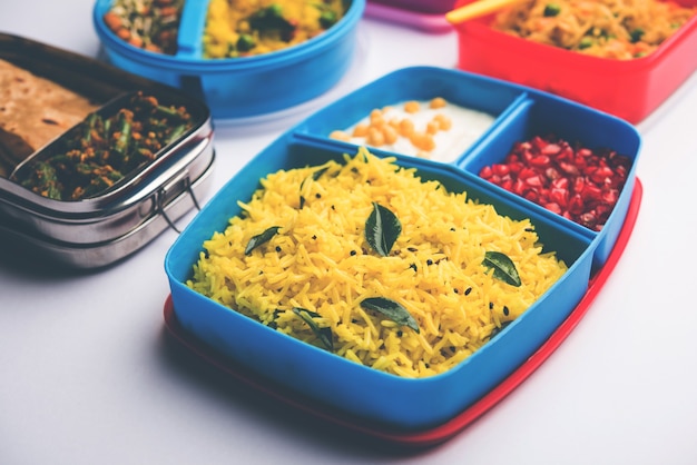 Groep lunchbox of Tiffin voor Indiase kinderen, met variatie of meerdere opties of combinatie van gezond voedsel voor uw schoolgaande kinderen