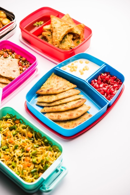 Groep lunchbox of Tiffin voor Indiase kinderen, met variatie of meerdere opties of combinatie van gezond voedsel voor uw schoolgaande kinderen