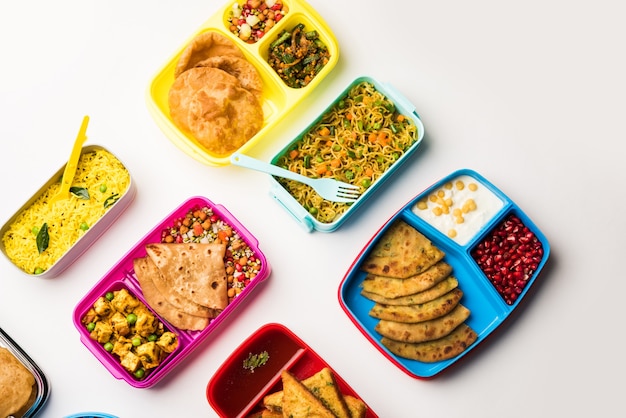 Groep lunchbox of Tiffin voor Indiase kinderen, met variatie of meerdere opties of combinatie van gezond voedsel voor uw schoolgaande kinderen