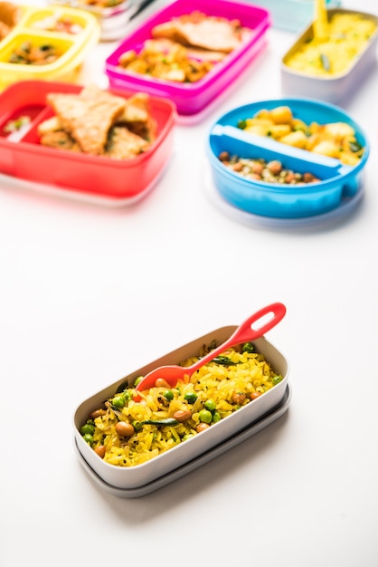 Groep lunchbox of Tiffin voor Indiase kinderen, met variatie of meerdere opties of combinatie van gezond voedsel voor uw schoolgaande kinderen