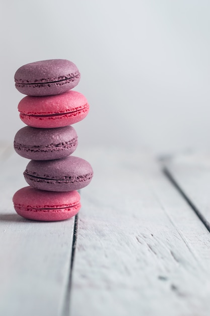 Groep macarons gemaakt van aardbeien, room, chocolade en bosbessen.