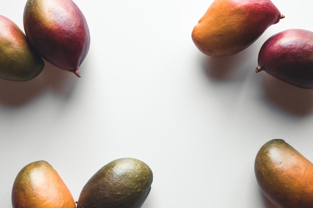 Groep mango's op witte achtergrond. Gezond eten, gezonde levensstijl.