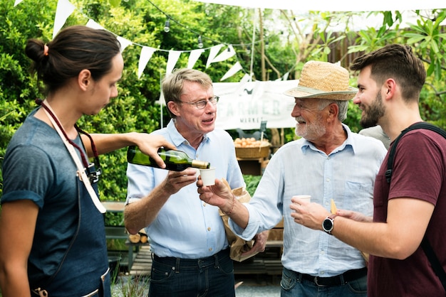 Groep mannen die lokale rode wijn samen drinken