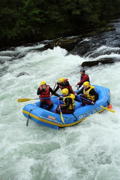 Groep mannen raften over de rivier in Noorwegen