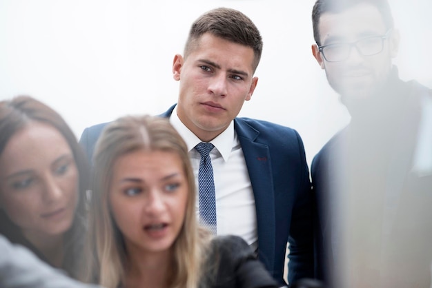 Groep medewerkers enthousiast over nieuwe ideeën