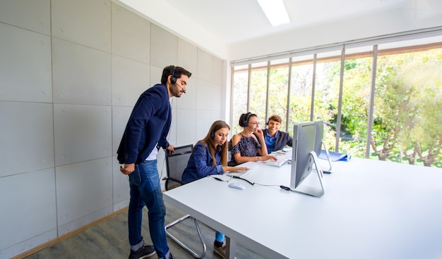 groep medewerkers nieuwe online zakelijke verkoopteam mensen en callcenter het ondersteunt het helpen van de klant