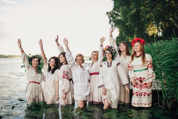 groep meisjes dragen van traditionele kleding en permanent in het water