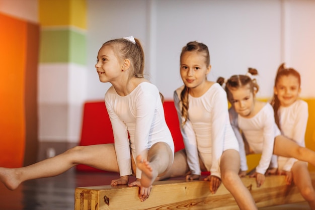 Groep meisjes oefenen op gymnastiekschool