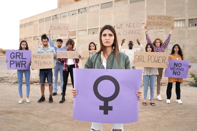 Groep mensen activist protesteren feministische vrouwen demonstratie concept