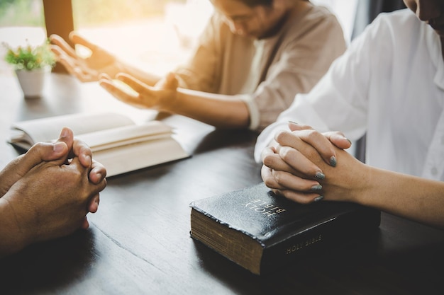 Groep mensen bidden aanbidding geloven