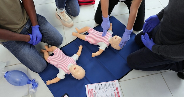 Groep mensen CPR First Aid Baby Trainingscursus. EHBO-training voor baby-reanimatiedummy.