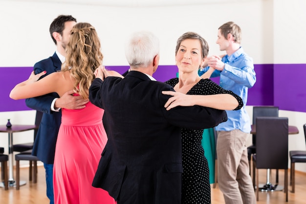 Groep mensen dansen in dansles