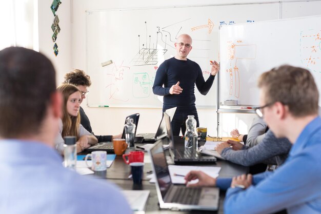 Groep mensen die aan tafel werken