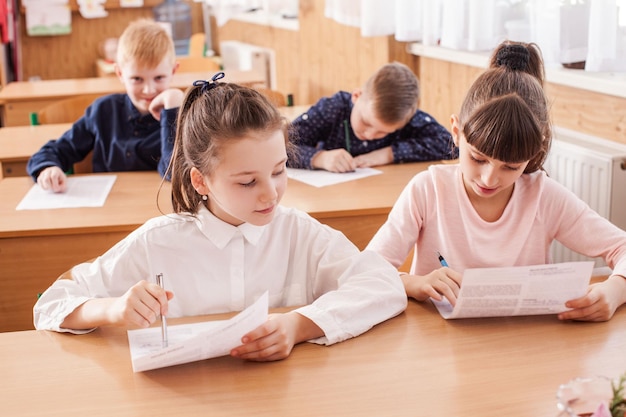 Groep mensen die aan tafel zitten.