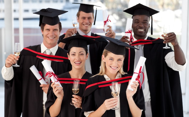 Groep mensen die afstuderen aan het college