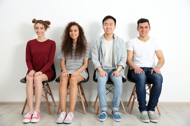 Foto groep mensen die binnen op interview wachten